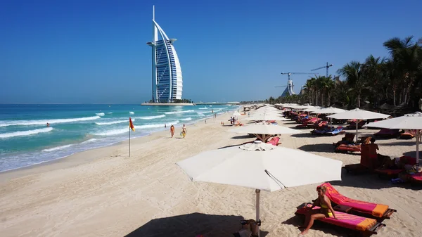 Вид на отель Burj Al Arab с пляжа Джумейра — стоковое фото