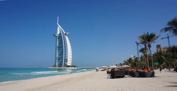 Weergave van burj al arab hotel van het jumeirah strand — Stockfoto