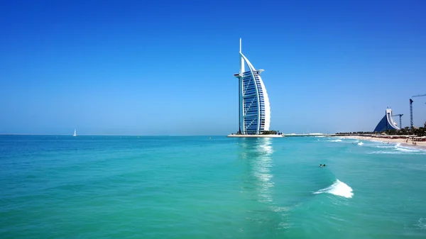 Вид на отель Burj Al Arab с пляжа Джумейра — стоковое фото