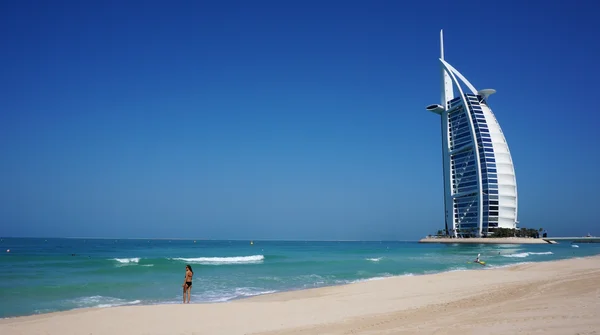 Вид на отель Burj Al Arab с пляжа Джумейра — стоковое фото