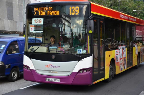 Viagens de autocarro na rua de Singapura — Fotografia de Stock