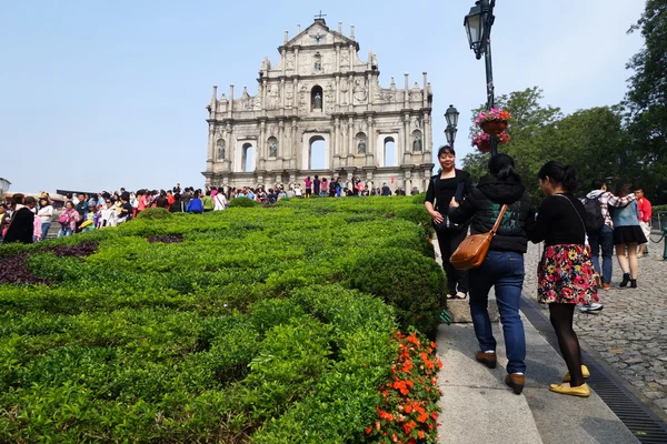 Les touristes visitent le centre historique de l'église en ruine de St Paul M — Photo