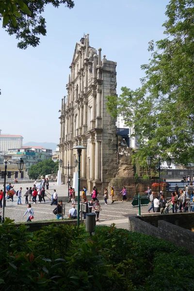 Turisté navštěvují historické centrum ze zříceniny kostela St Paul M — Stock fotografie