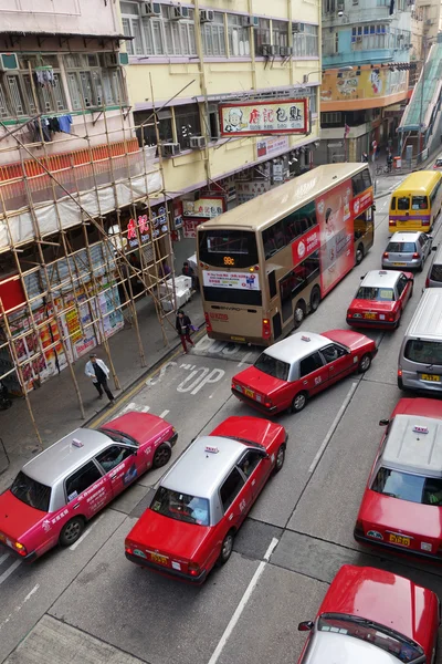 Такси и неизвестные возле станции метро Mong Kok — стоковое фото