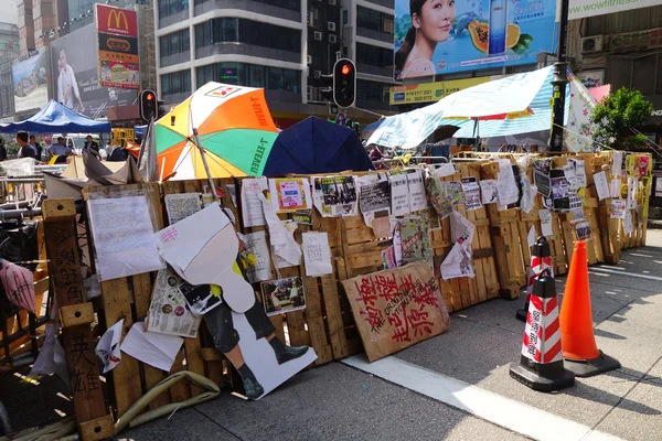 Hong Kong democracy protesters are fighting off their chief exec — Stock Photo, Image