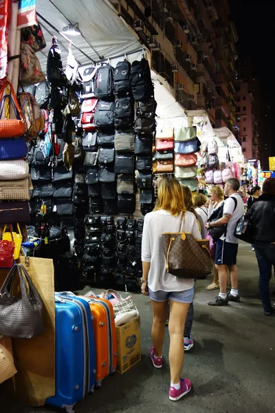 Tourists shop for bargain priced fashion and casual wear in Mong — Stock Photo, Image