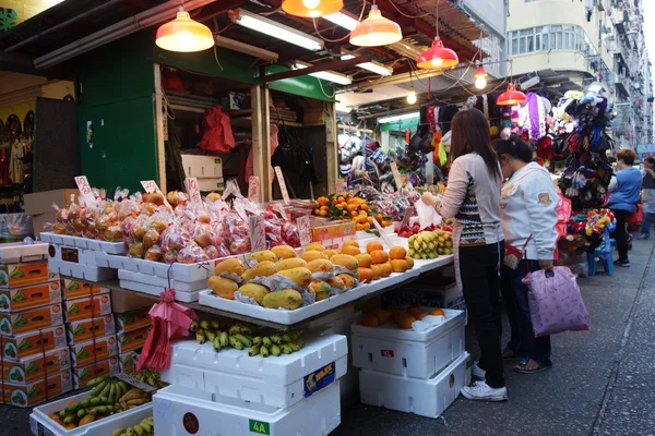Compradores compram frutas no Mercado da Cidade de Kowloon em Hong Kong — Fotografia de Stock