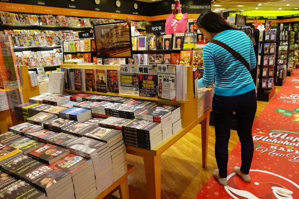 Clientes compran libros en Changi Aeropuerto, Singapur —  Fotos de Stock