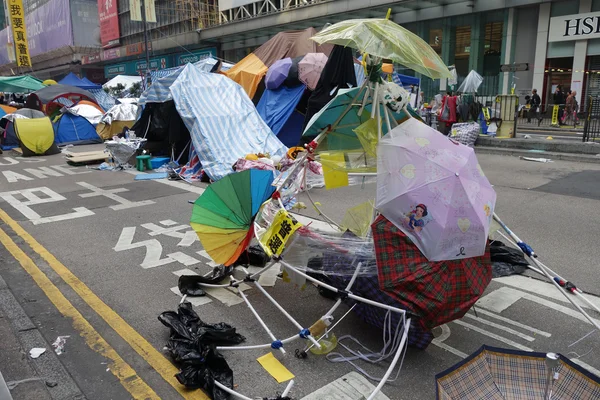 Hong Kong democracy protesters are fighting off their chief executive — Stock Photo, Image