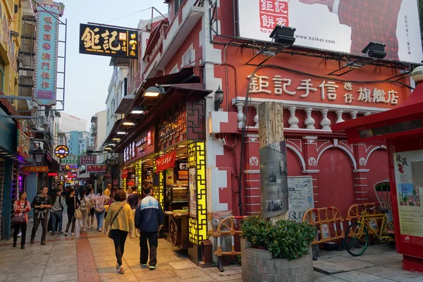 Návštěvníci navštívit slavný suvenýr ulici v Macau — Stock fotografie