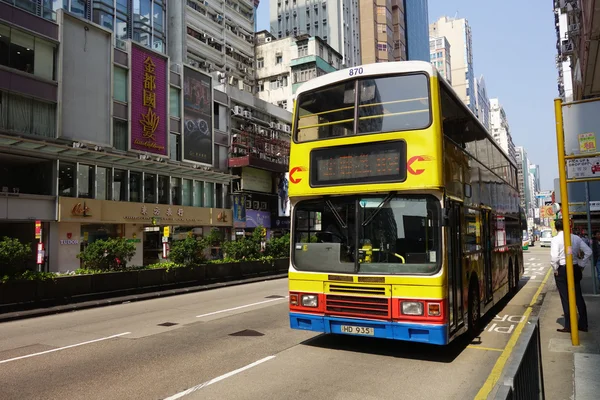 Passager čeká na autobus dorazí v Macau — Stock fotografie