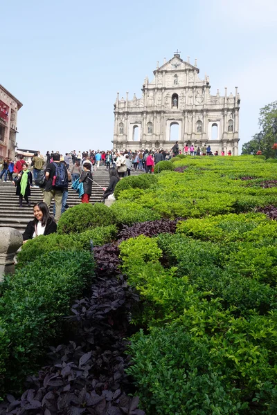 Les touristes visitent le centre historique de l'église en ruine de St Paul M — Photo