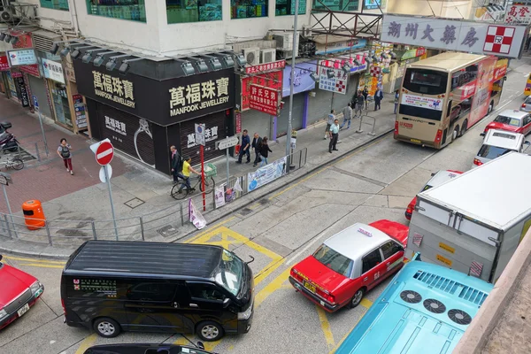 Taxi e persone non identificate vicino alla stazione della metropolitana di Wan Chai — Foto Stock