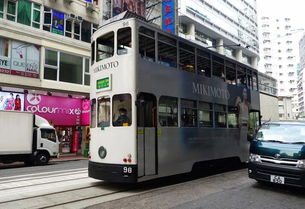 Oidentifierade personer med staden spårväg i Hong Kong — Stockfoto