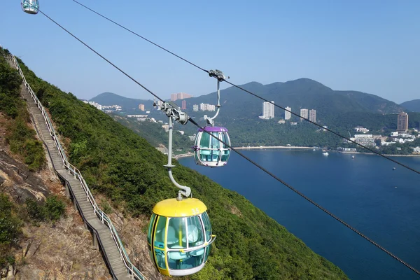 Turistas viajam em teleférico no parque oceânico, Hong Kong — Fotografia de Stock