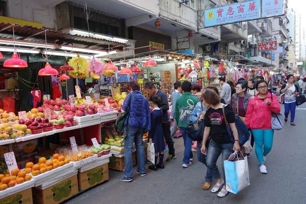 Shoppare köpa frukt på Kowloon City Market i Hong Kong — Stockfoto