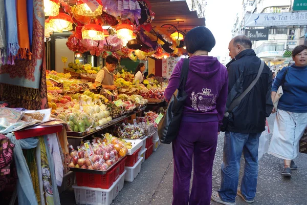 Gli acquirenti acquistano frutta al Kowloon City Market di Hong Kong — Foto Stock