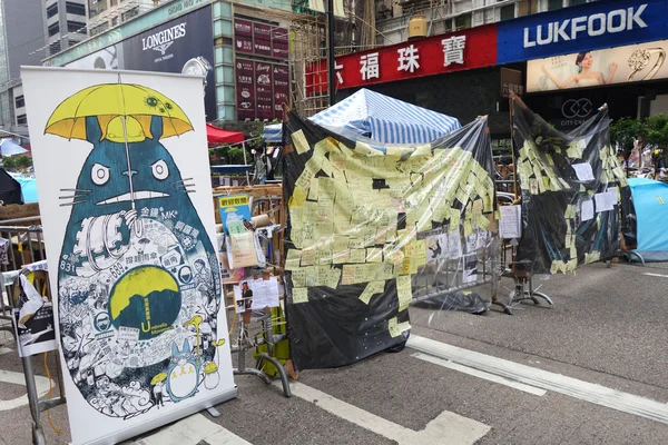 Hong Kong democracy protesters are fighting off their chief exec — Stock Photo, Image