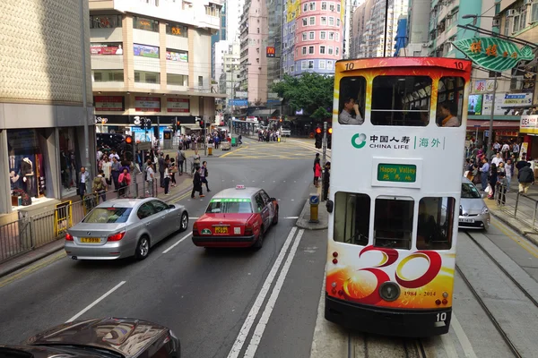 Oidentifierade personer med staden spårväg i Hong Kong — Stockfoto