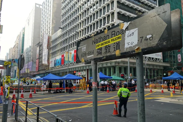 Hong Kong politie staat op de kruising van Nathan Road monito — Stockfoto