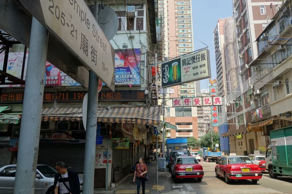 Les chauffeurs de taxi voyagent avec le passager sur la rue Temple à Hong — Photo