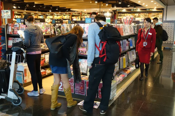Клиенты покупают книги в аэропорту Гонконга — стоковое фото