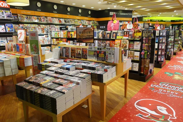 Könyvek elrendezése a rack a könyvesboltban a Changi repülőtér, bűn — Stock Fotó