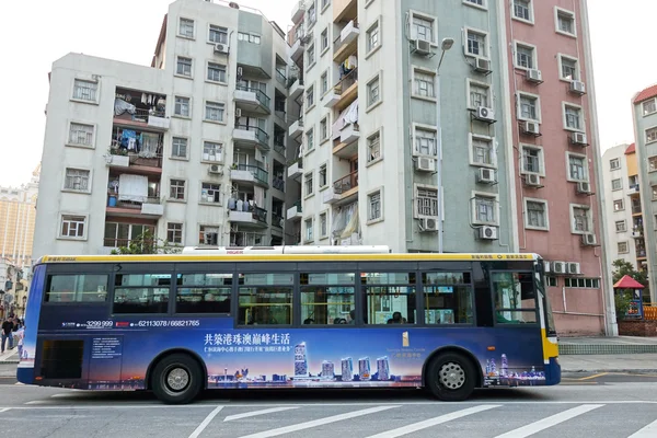 Passagier wartet auf Ankunft des Busses in Macau — Stockfoto