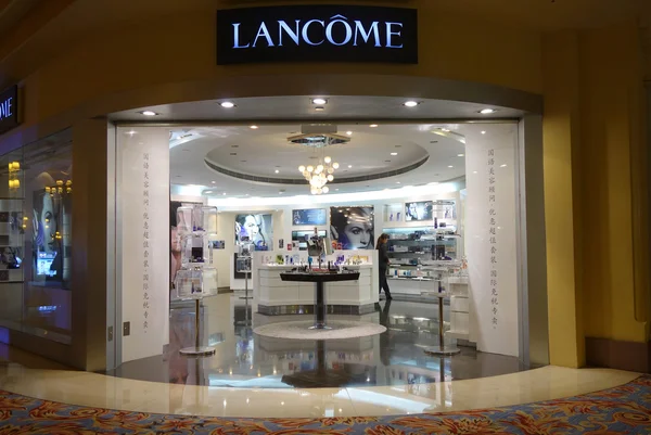 Um lojista caminha na boutique Lancome em Macau — Fotografia de Stock