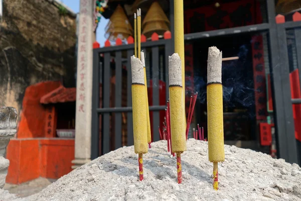 Três queimando incenso na frente do templo chinês — Fotografia de Stock