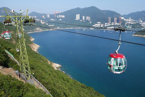 Turistas viajam em teleférico no parque oceânico, Hong Kong — Fotografia de Stock