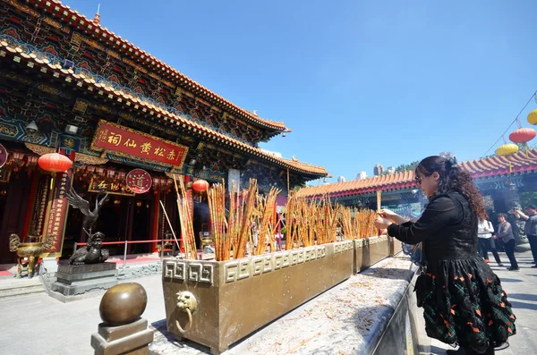 Hong Kong människor besöker Wong Tai Sin buddhistiska templet för att be — Stockfoto