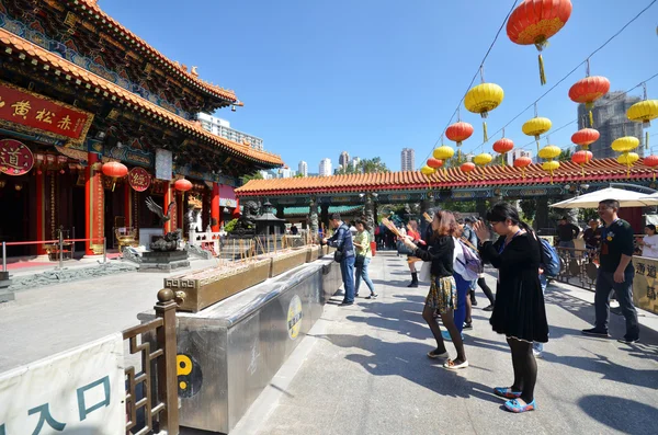 La gente di Hong Kong visita il tempio buddista Wong Tai Sin per pregare — Foto Stock