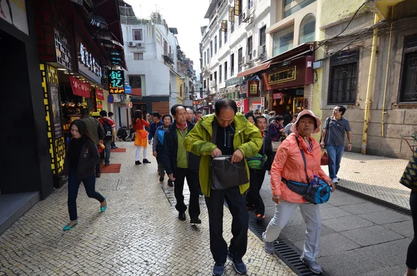 Multitud de personas visitan zona histórica de la ciudad en Macao — Foto de Stock