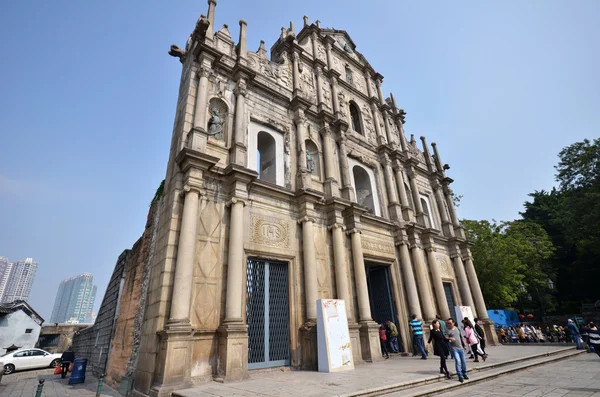 Les touristes visitent l'église en ruine de St Paul à Macao, en Chine — Photo