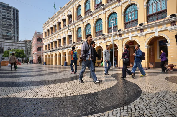 Touristen besuchen historische Gebäude rund um den leal senado squ — Stockfoto