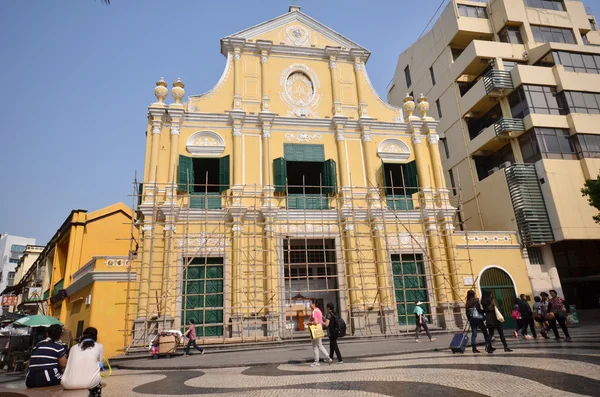 Les touristes visitent les bâtiments historiques entourant le Leal Senado Squ — Photo