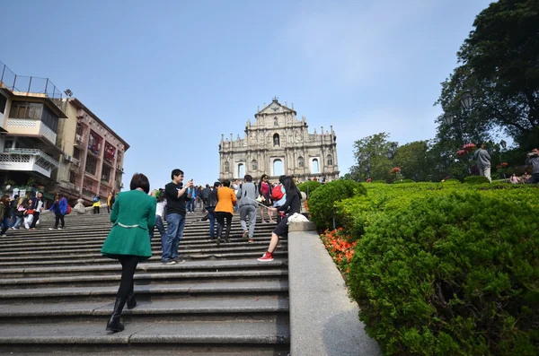 Туристы посещают разрушенную церковь Святого Павла в Макао, Китай — стоковое фото