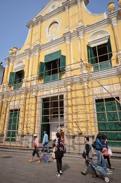 Les touristes visitent les bâtiments historiques entourant le Leal Senado Squ — Photo