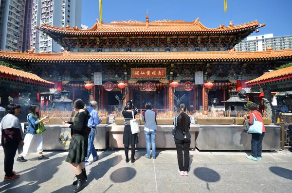 Hong Kong lidé navštívit buddhistický chrám Wong Tai Sin se modlit — Stock fotografie