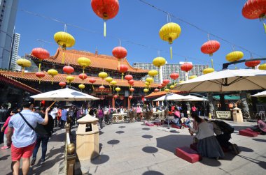 Hong Kong insanlar dua etmek Wong Tai Sin Budist tapınağını ziyaret 