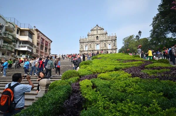 Turist ziyaret harap St Paul kilise Makao, Çin — Stok fotoğraf