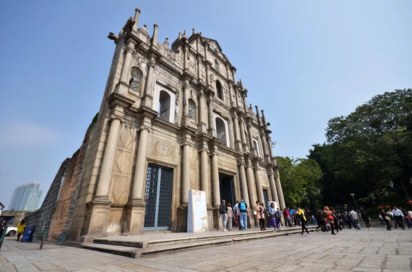 Turisté navštěvují zničeného kostela St Paul v Macao, Čína — Stock fotografie