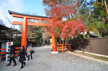 Shimogamo tapınak turuncu kemer Kyoto, Japonya için turist ziyaret