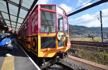 Turist Kameoka Torokko istasyonunda tren fotoğrafı al