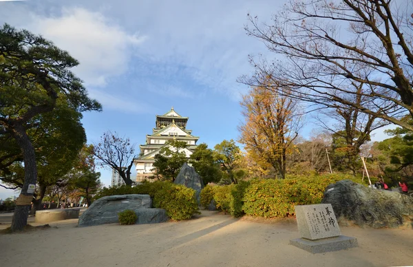 Τουρίστες επισκέπτονται Οσάκα κάστρο στην πόλη Οσάκα, Ιαπωνία — Φωτογραφία Αρχείου