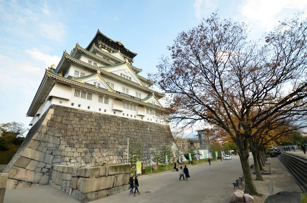 I turisti visitano il castello di Osaka nella città di Osaka, Giappone — Foto Stock