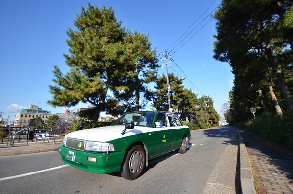 Un chauffeur de taxi envoie des passagers à leur destination à Kyoto — Photo