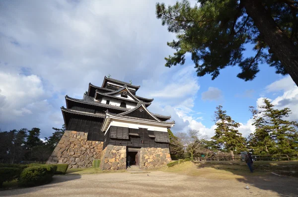 Tourist visits Matsue castle in Matsue — Stock Photo, Image