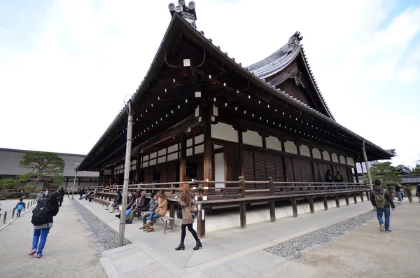 Turyści odwiedzają Tenryuji, znajduje się w centrum Arashiyama, Ky — Zdjęcie stockowe